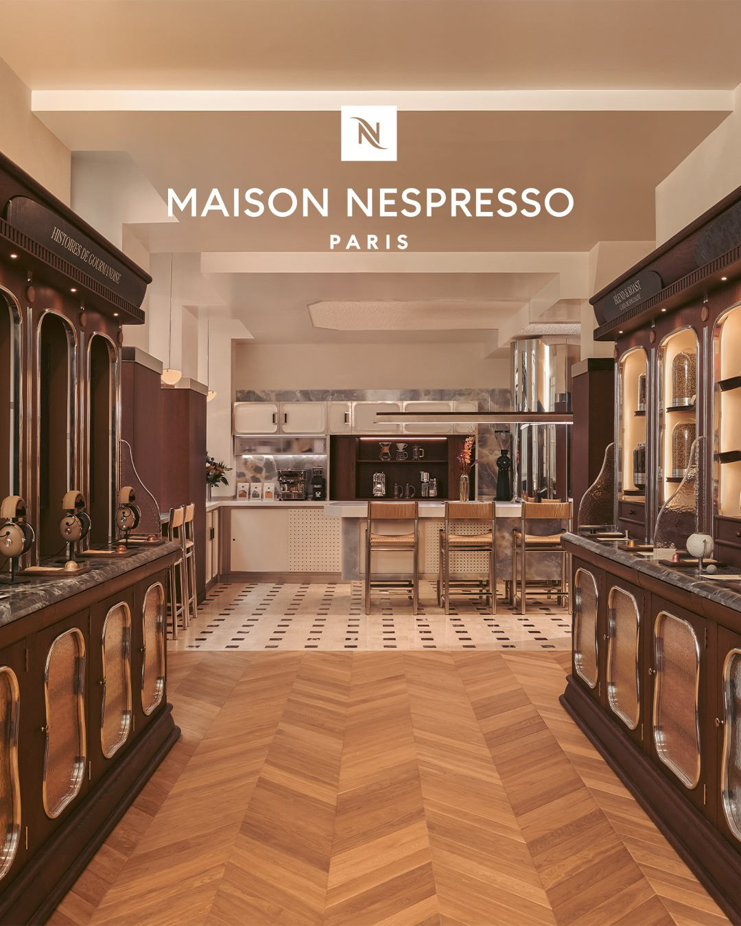 Couloir avec accès à la cuisine.