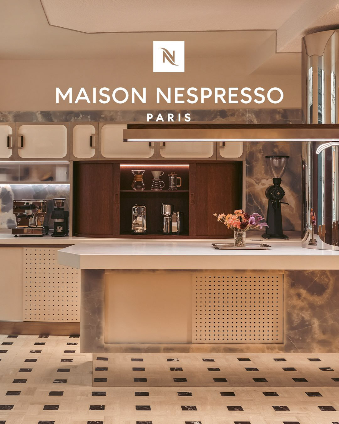 Plan de travail blanc avec un bouquet de fleurs.