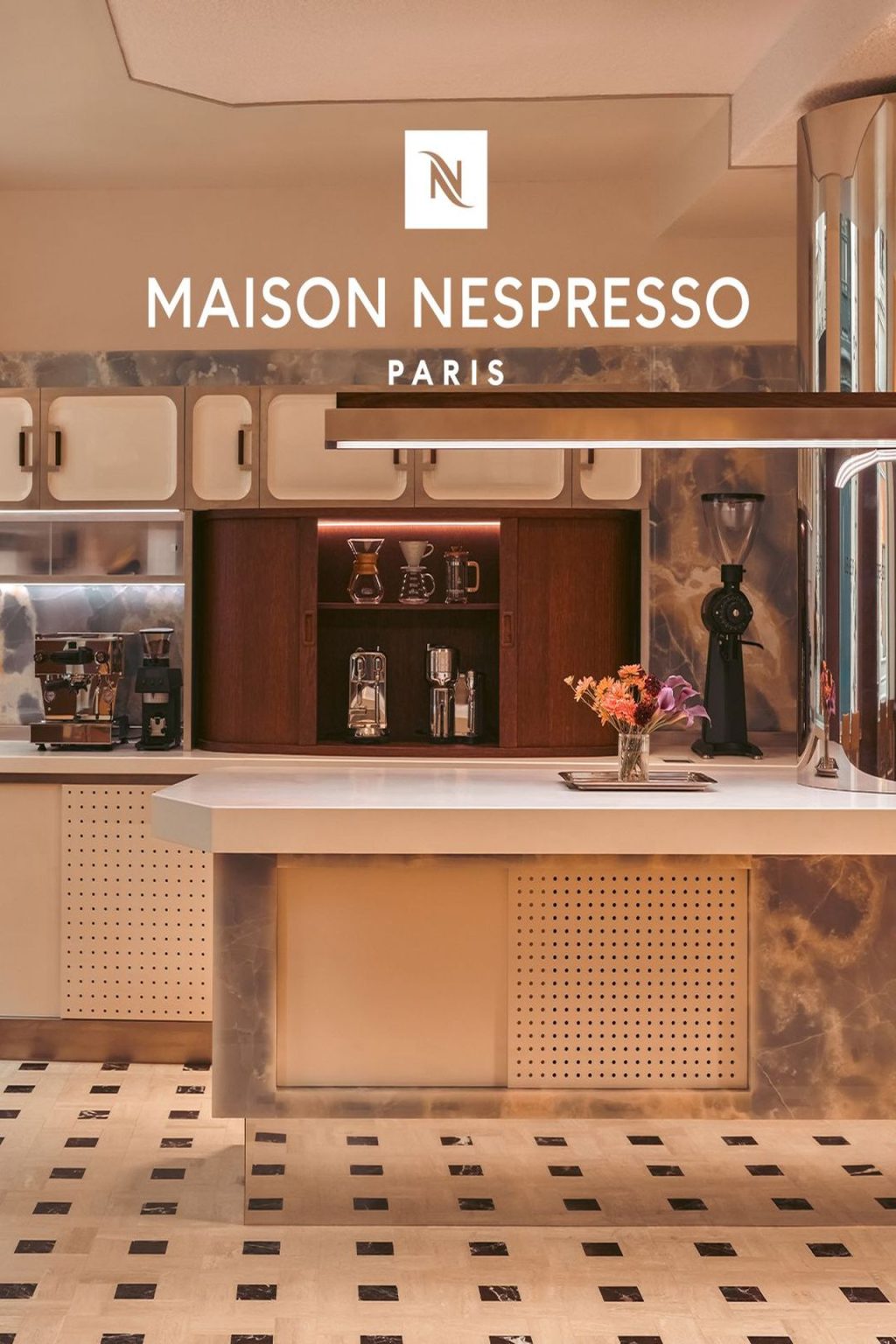 Plan de travail blanc avec un bouquet de fleurs.