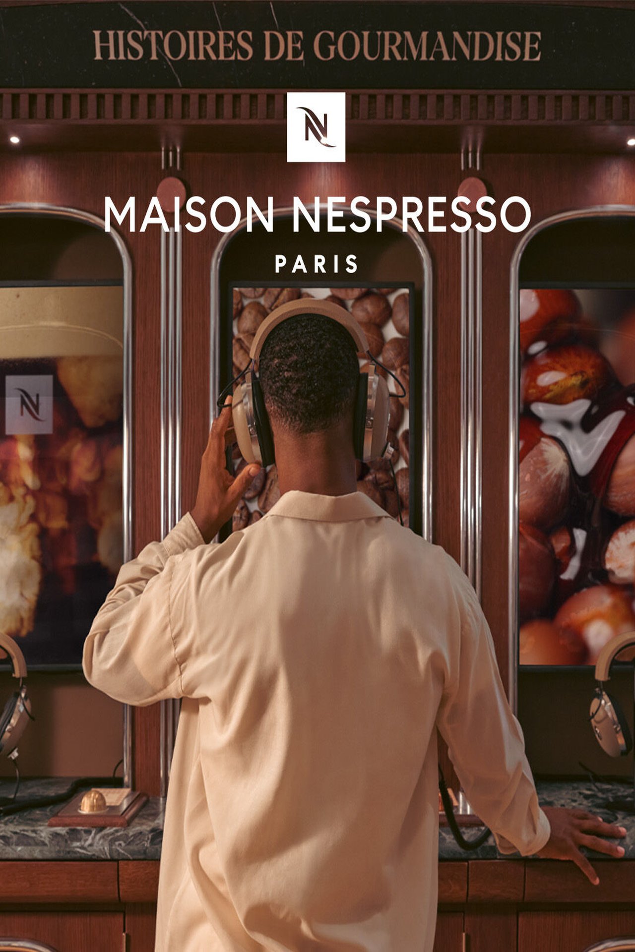 Personne écoutant de la musique avec un casque.