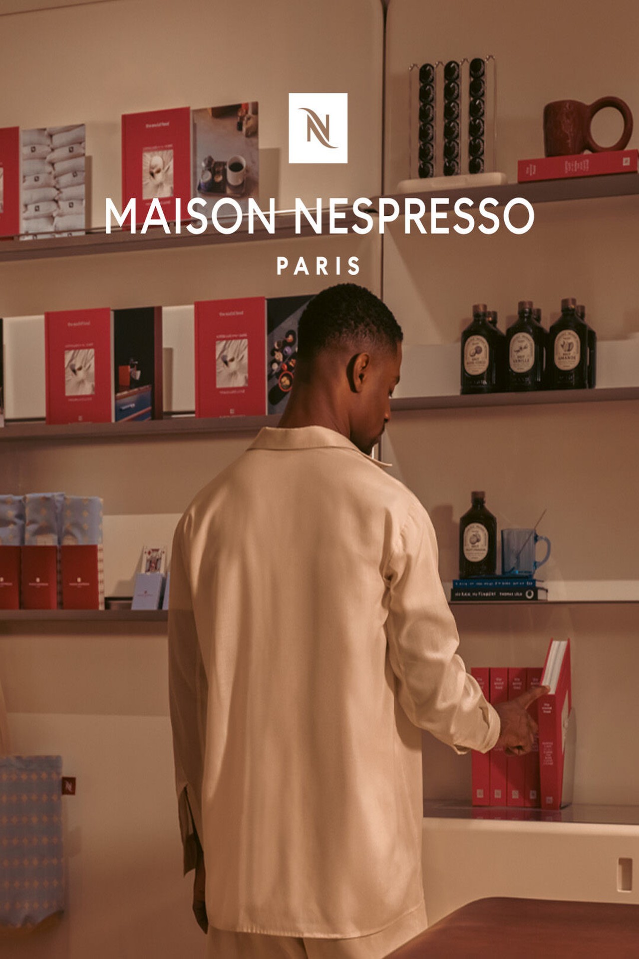 Personne de dose avec un pull blanc prenant un livre.