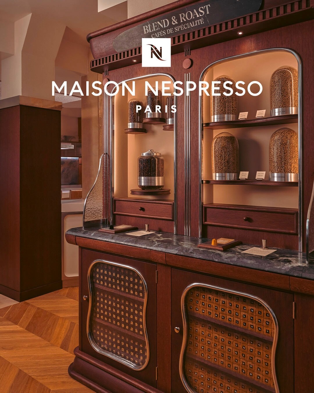 Commode avec des jarres remplies de grains de café.