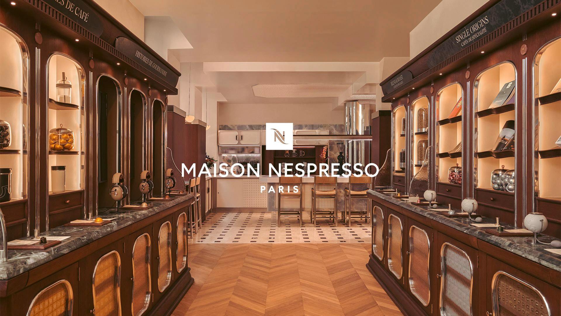 Couloir au centre avec des étagères de présentation de chaque côté.