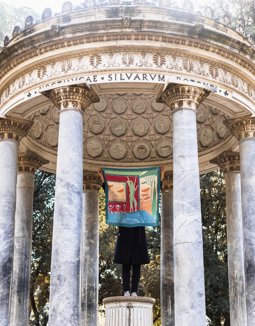 Oeuvre coloré exposé à l'extérieur