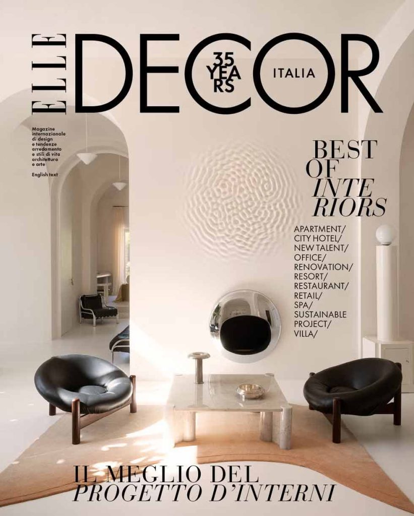 Couverture pour le magazine ELLE Décor italia avec un focus sur les meilleurs intérieurs avec en photo deux fauteuils noirs et une table basse.