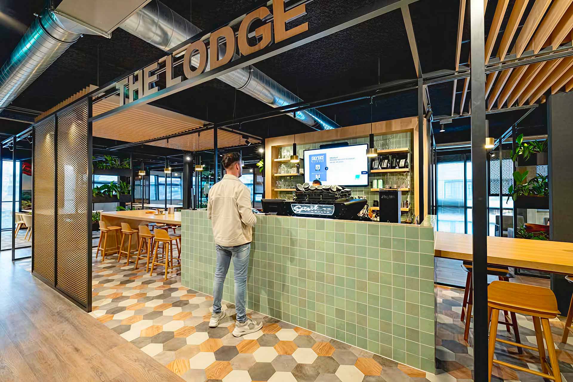 Photo d'un homme devant un bar à café dans un bureau