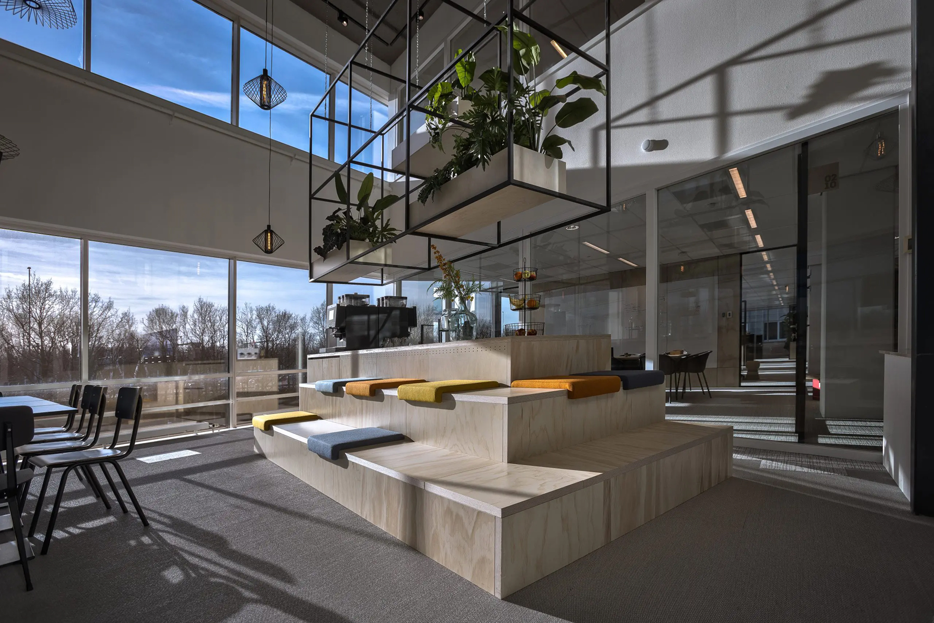 Photo d'un assise avec plusieurs places, au dessus des pots de fleurs sont suspendus