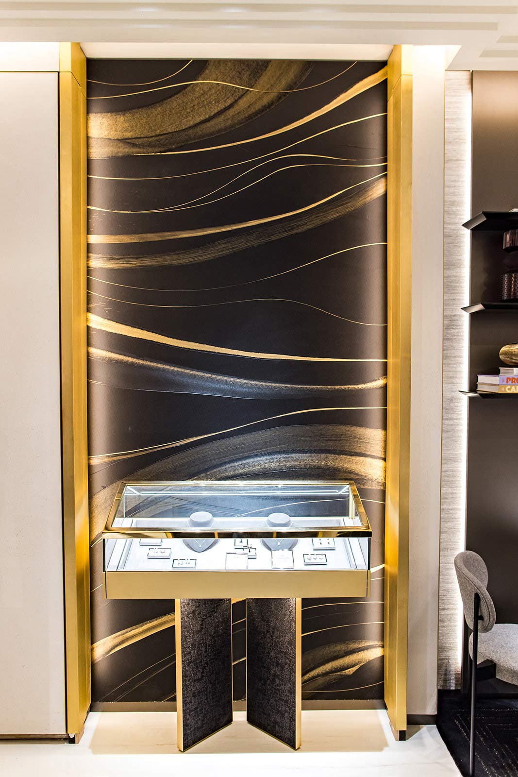 Une vue rapprochée et centrée de la vitrine d'exposition rétroéclairée soulignant l'élégance du design mural artistique.