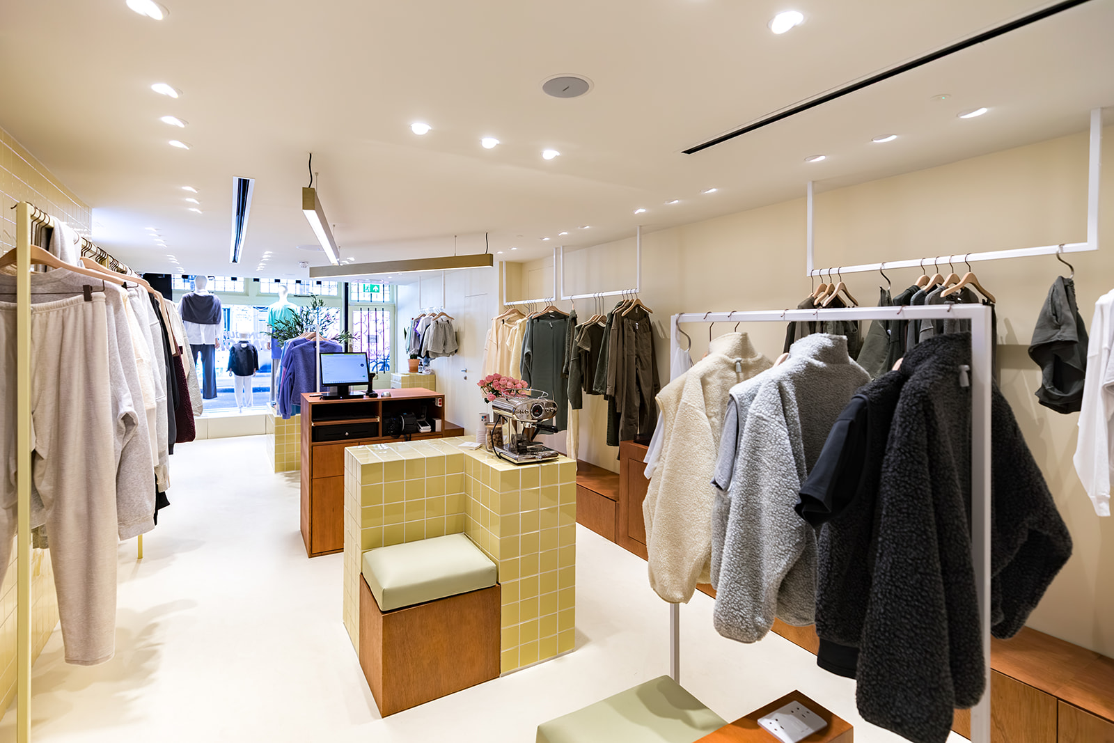 Wide-angle shot of sales area 2 - American Vintage